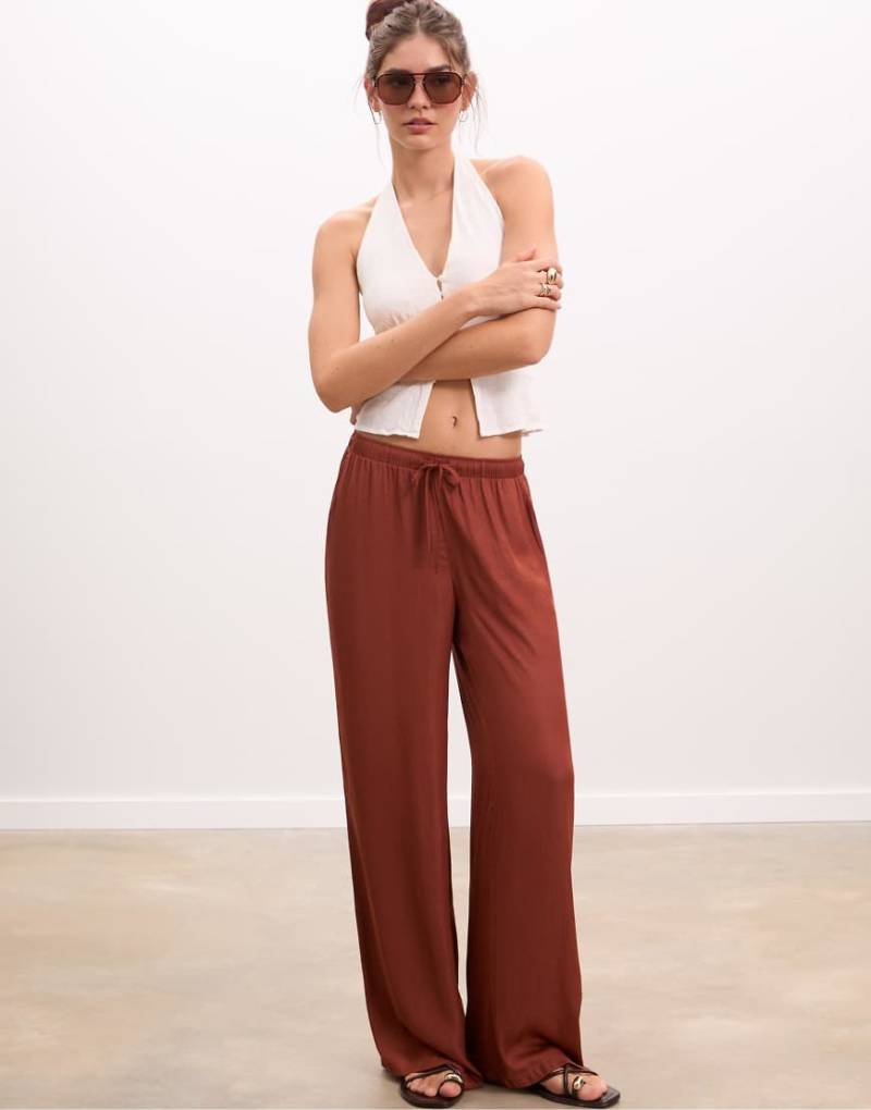 Stradivarius - Hose aus weich fallendem Satin in Lehmbraun von Stradivarius