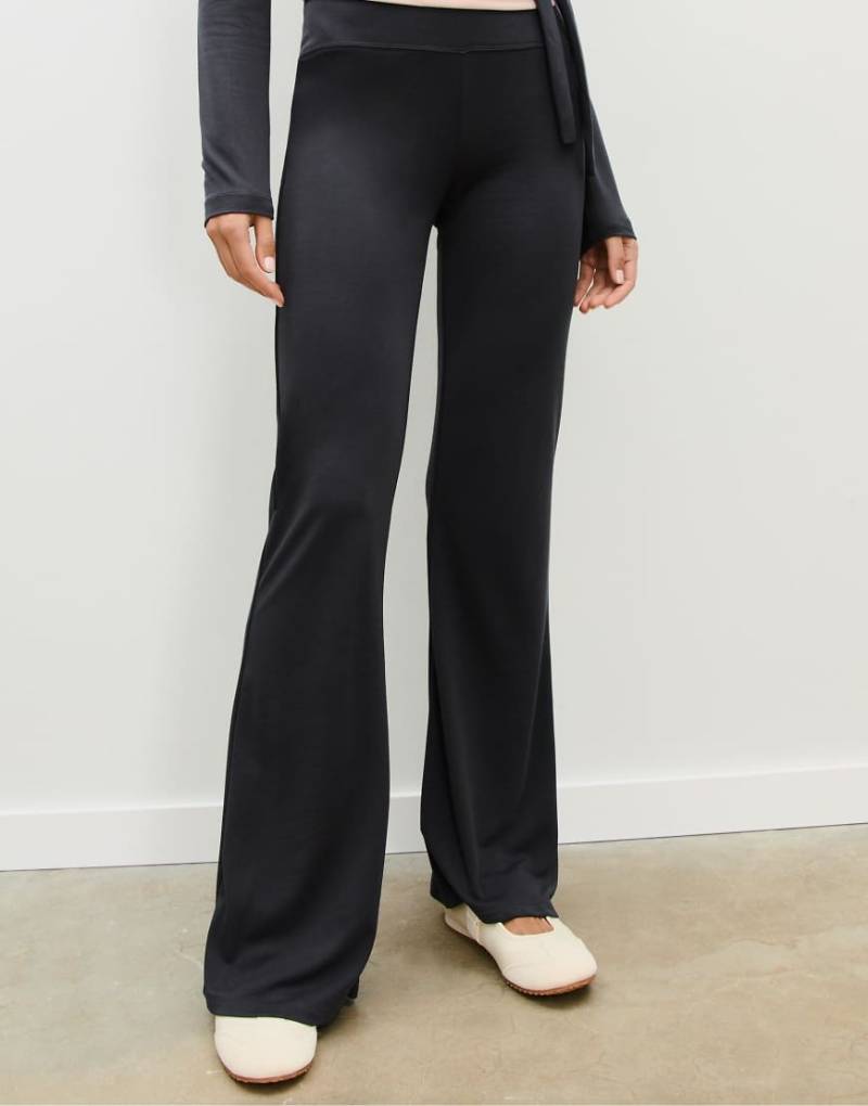 Stradivarius - Hose aus weichem Modal in Dunkelgrau mit ausgestelltem Beinschnitt von Stradivarius