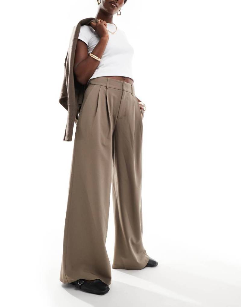 Stradivarius - Hose in Beige mit Bundfalten vorn und extrem weitem Schnitt-Neutral von Stradivarius
