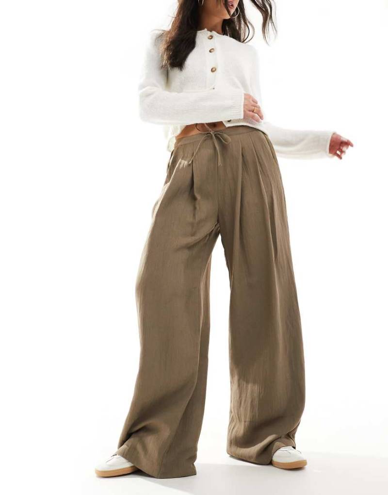 Stradivarius - Hose in Beige mit weitem Bein, Knitterstruktur und Taillenschnürung-Neutral von Stradivarius
