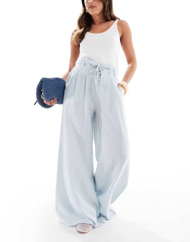 Stradivarius - Hose in Blau mit weitem Bein und Paperbag-Bund von Stradivarius
