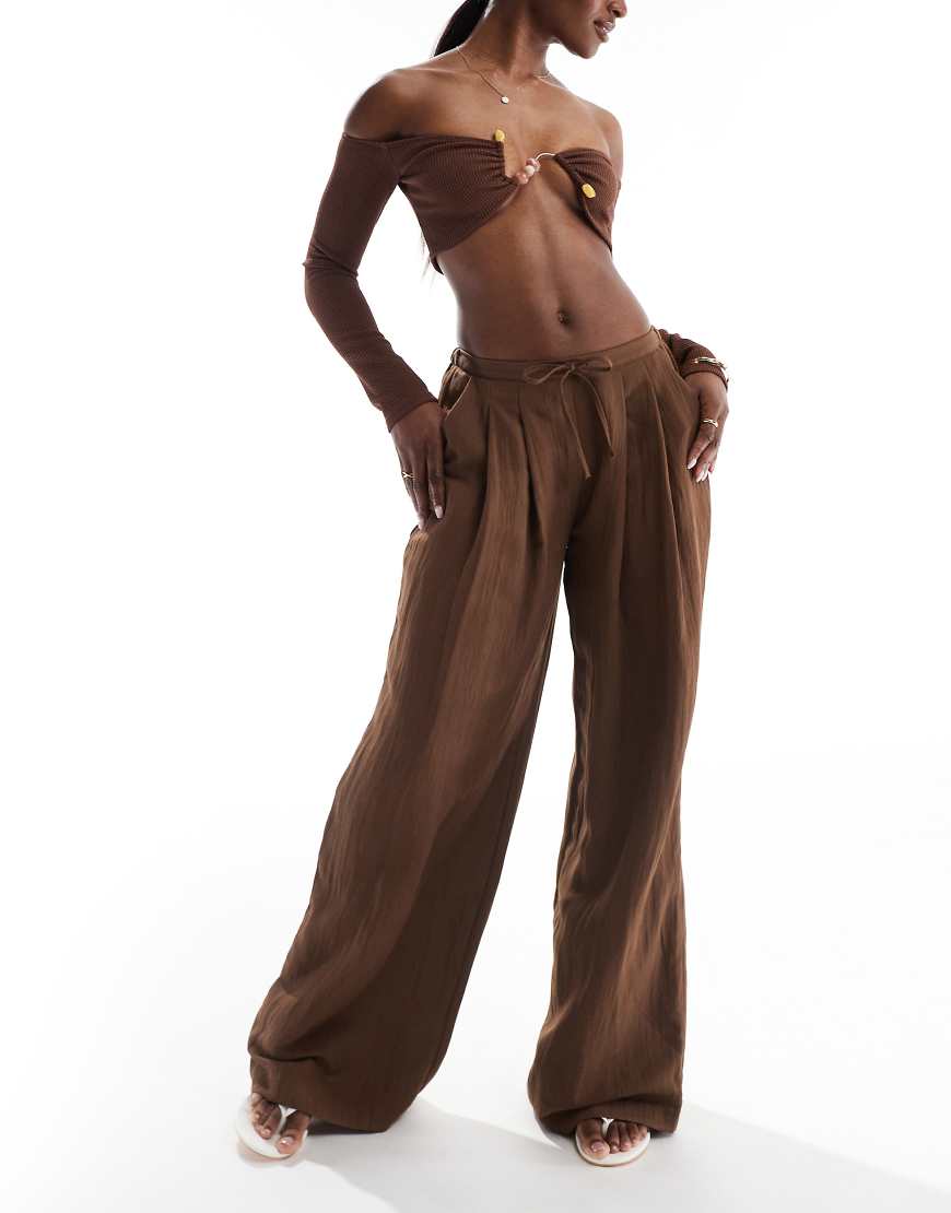 Stradivarius - Hose in Braun mit Knitterstruktur und weitem Bein von Stradivarius