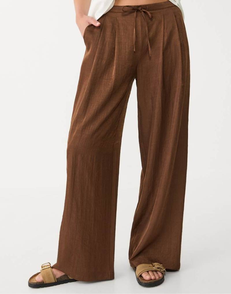 Stradivarius - Hose in Braun mit Tunnelzug und Strukturmuster von Stradivarius
