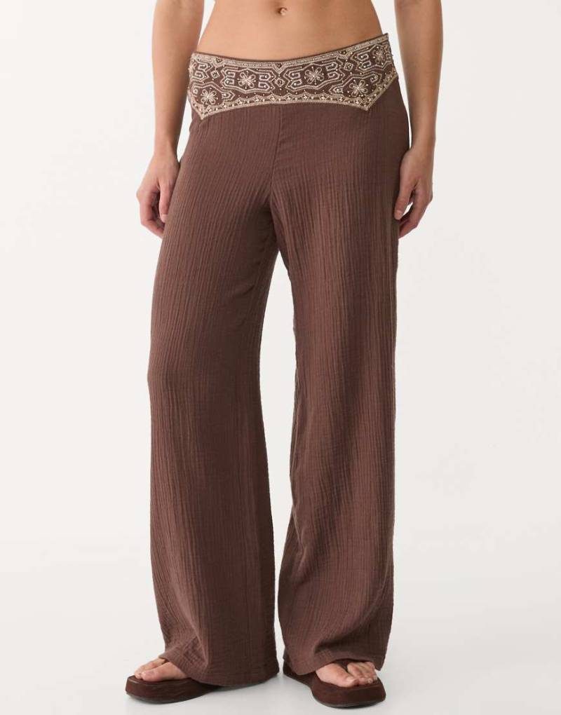 Stradivarius - Hose in Braun mit strukturierter Stickerei von Stradivarius