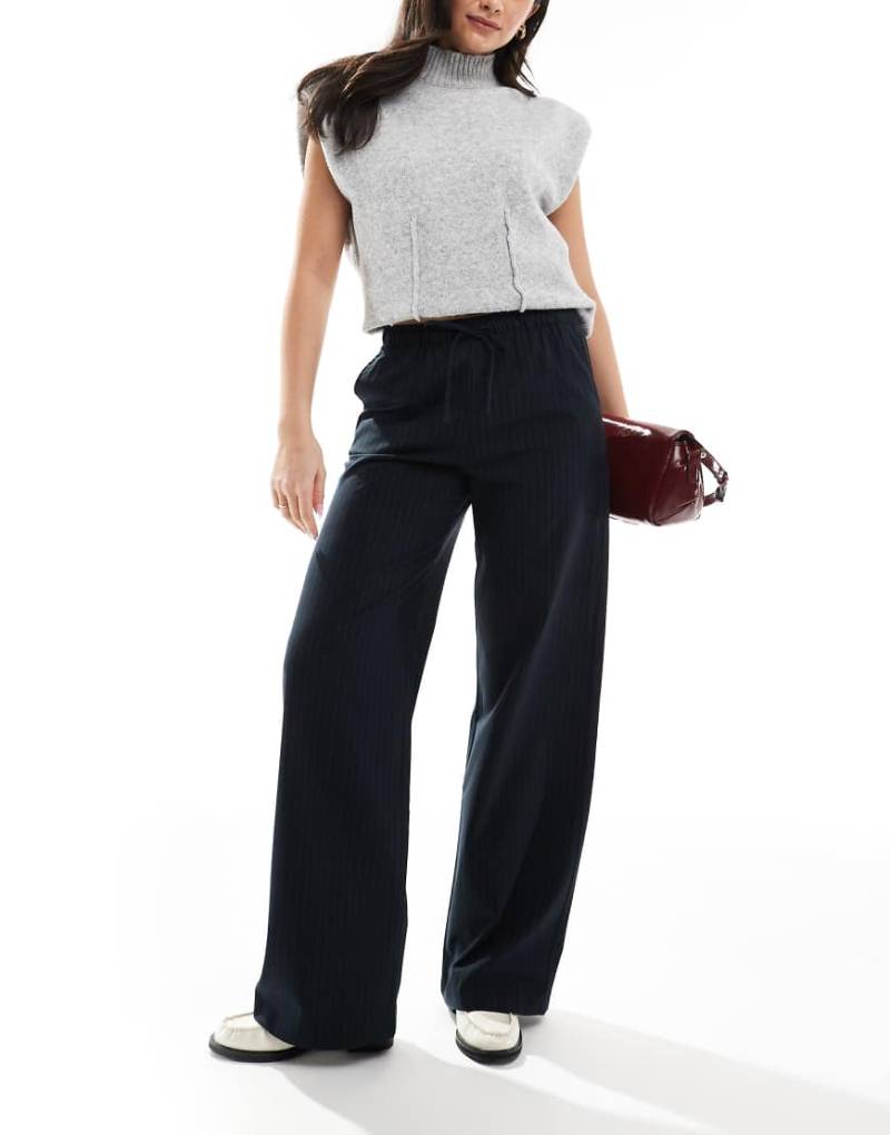 Stradivarius - Hose in Marineblau mit Streifen Stradivarius - Hose in Marineblau mit Streifen von Stradivarius