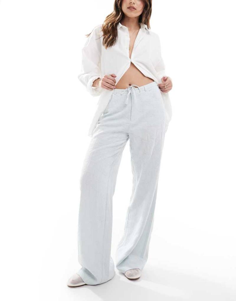 Stradivarius - Hose in blauer Leinenoptik mit Stickerei, Kombiteil von Stradivarius