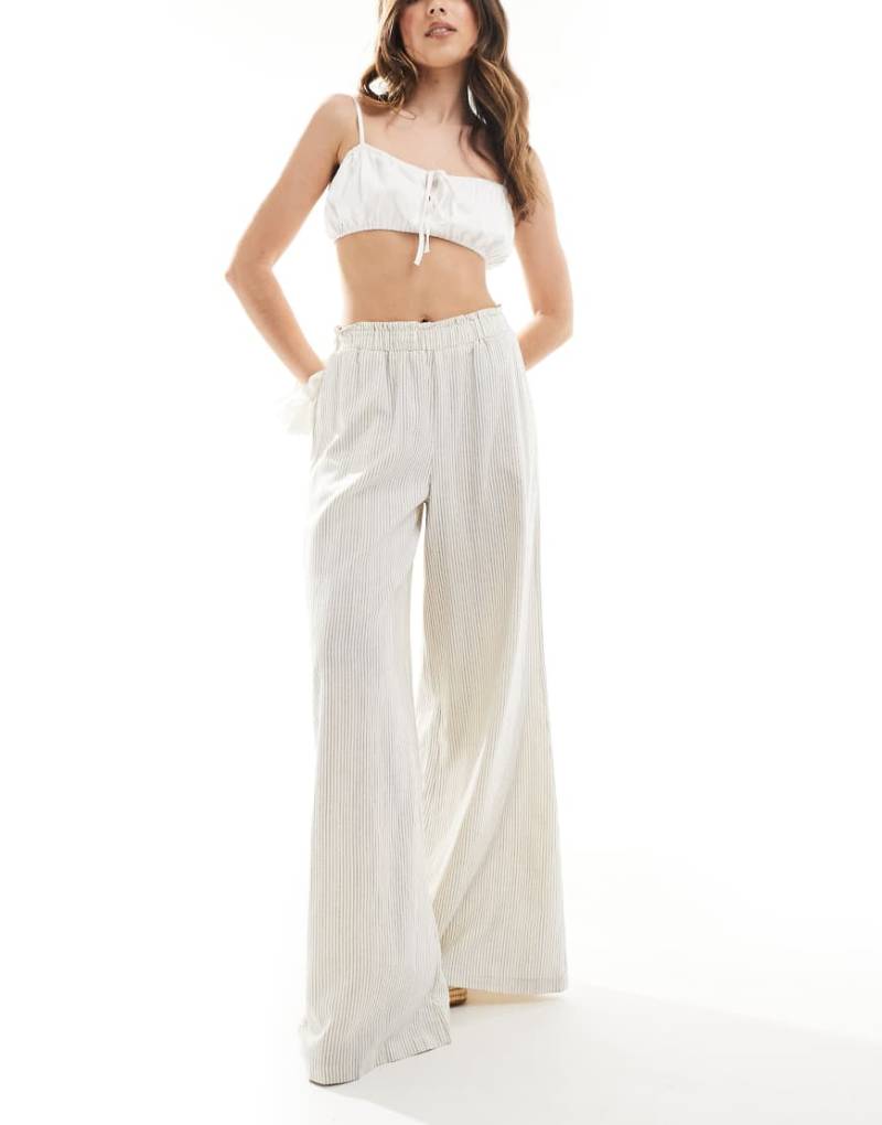 Stradivarius - Hose in gestreiftem Ecru mit elastischem Taillenbund, Knitterstruktur und weitem Bein-Neutral von Stradivarius