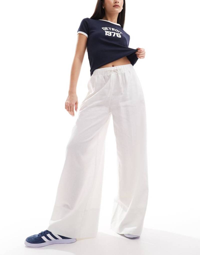 Stradivarius - Hose in weißer Leinenoptik mit superweitem Schnitt von Stradivarius