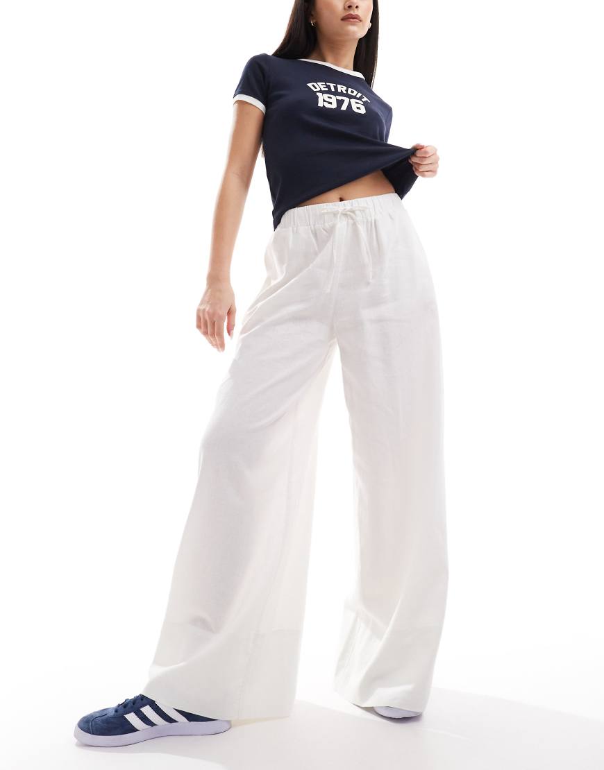 Stradivarius - Hose in weißer Leinenoptik mit superweitem Schnitt Stradivarius - Hose in weißer Leinenoptik mit superweitem Schnitt von Stradivarius