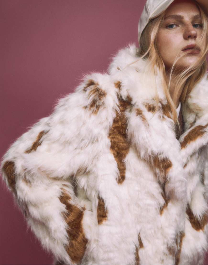 Stradivarius - Jacke aus Kunstpelz in Ecru mit Kontrastakzenten-Weiß von Stradivarius