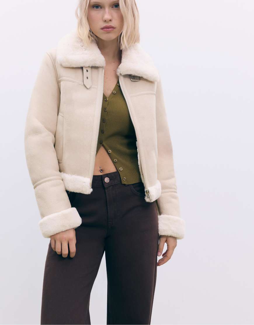 Stradivarius - Jacke aus doppelseitigem Wildlederimitat in Ecru-Weiß von Stradivarius