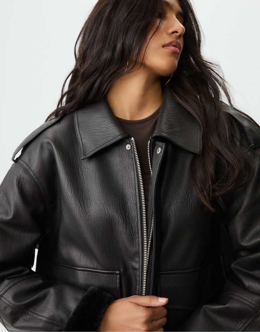 Stradivarius - Jacke aus schwarzem Kunstleder in Kontrastoptik von Stradivarius