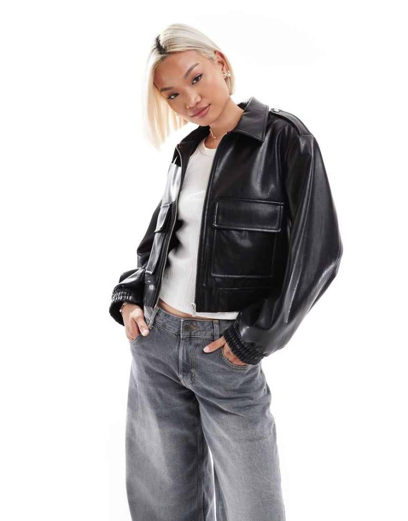 Stradivarius - Jacke im Truckerstil aus Kunstleder in Schwarz von Stradivarius