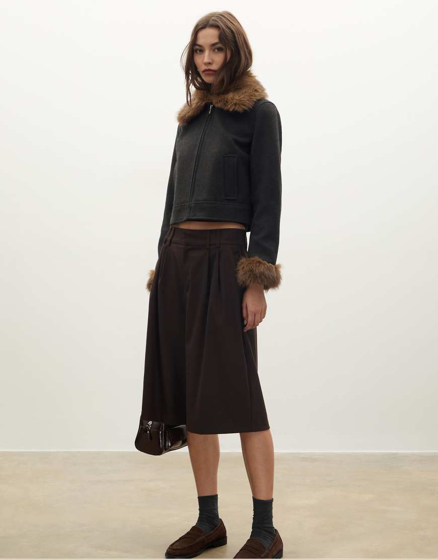 Stradivarius - Jacke in Dunkelgrau mit Kunstpelz-Detail von Stradivarius