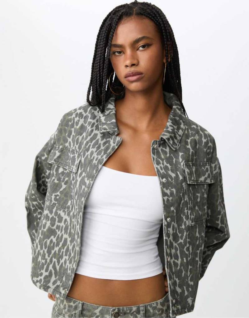 Stradivarius - Jacke in Khaki mit Animal-Print und Taschen-Grün von Stradivarius