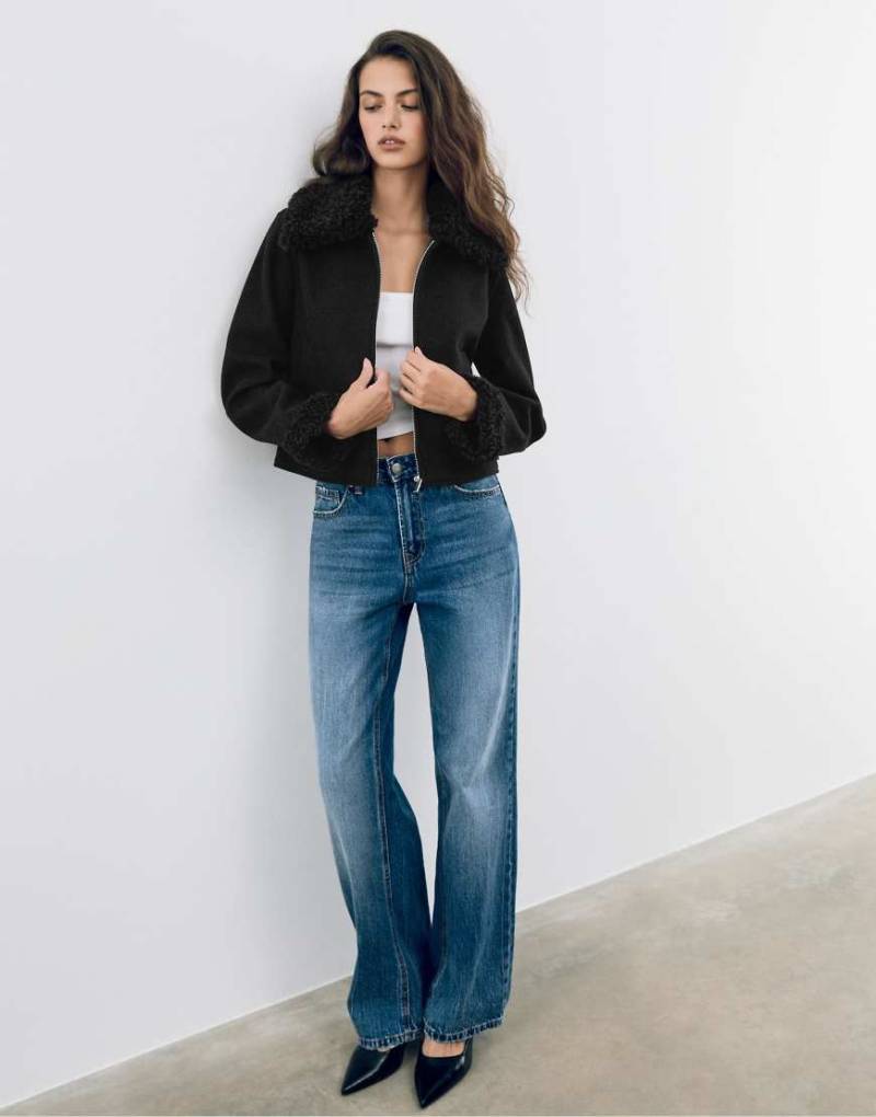 Stradivarius - Jacke in Schwarz mit Kunstpelz-Design von Stradivarius