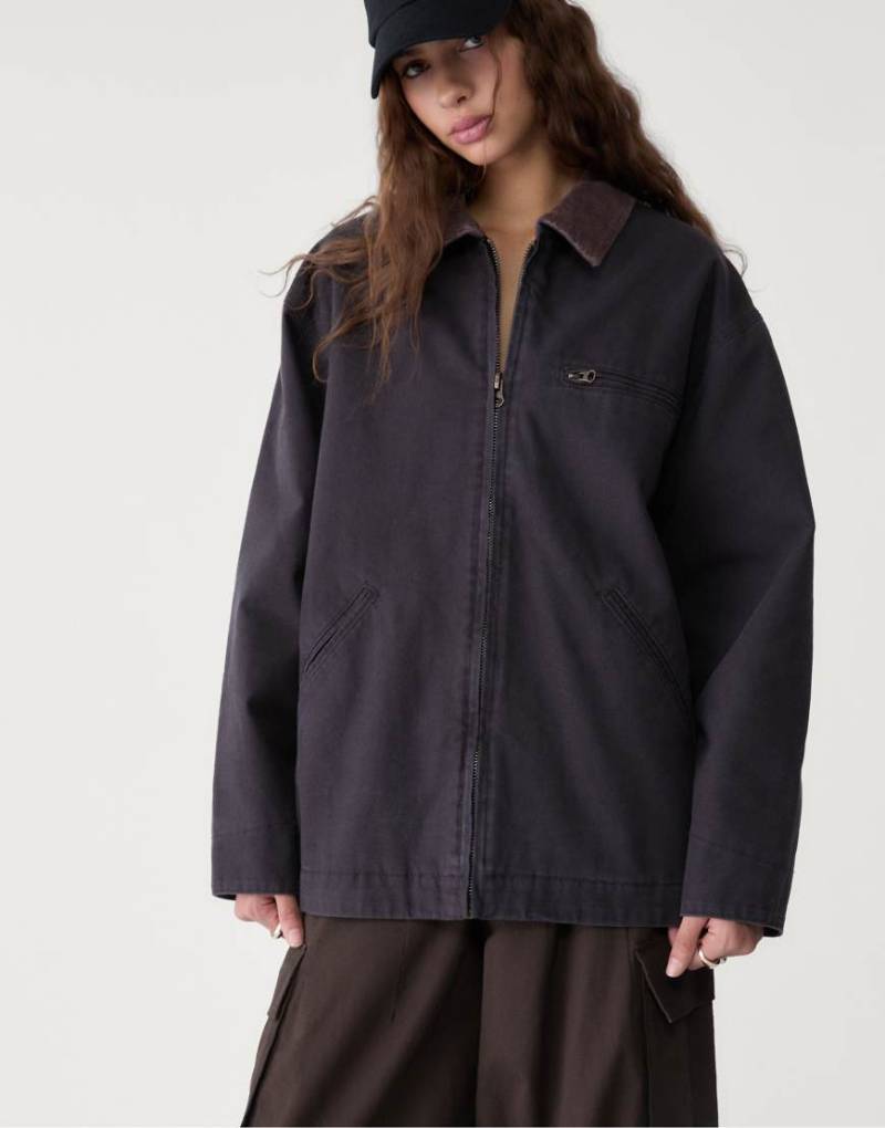 Stradivarius - Jacke in Schwarz mit Taschen und farblich abgesetztem Kragen von Stradivarius