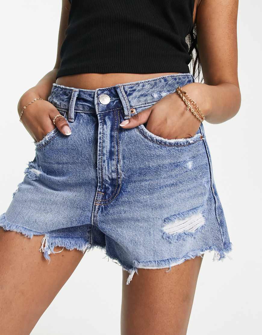Stradivarius - Jeans-Shorts in Mittelblau mit Zierrissen von Stradivarius