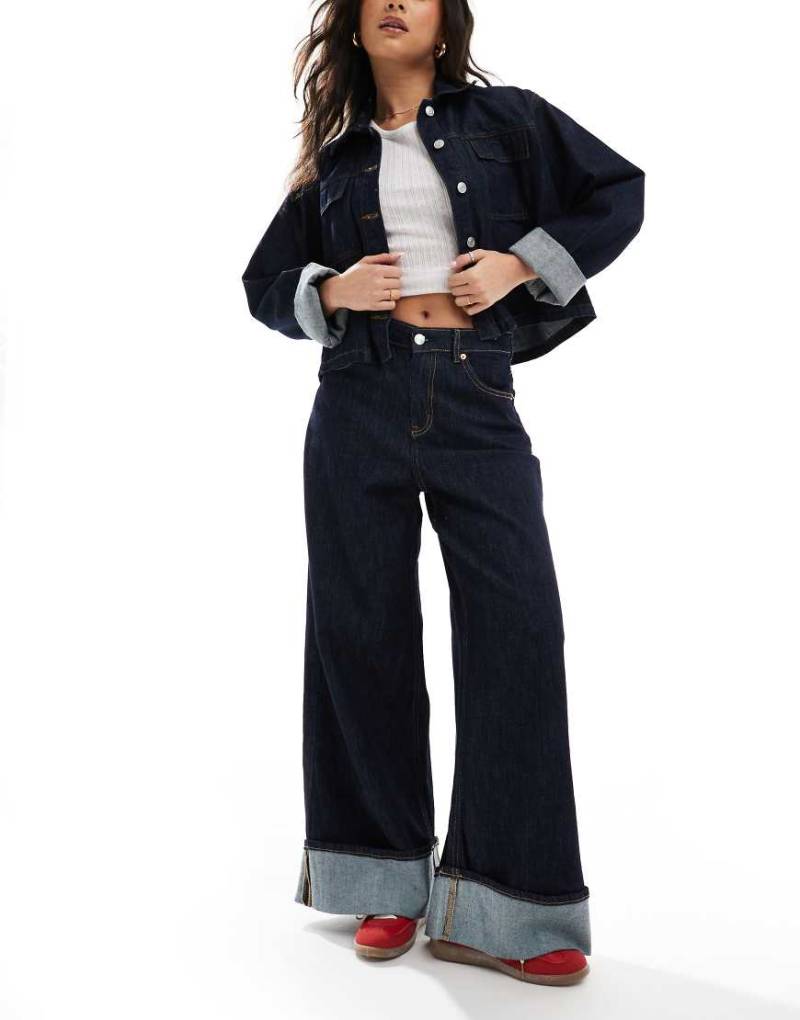 Stradivarius - Jeans in Indigoblau mit weitem Schnitt und Umschlag von Stradivarius