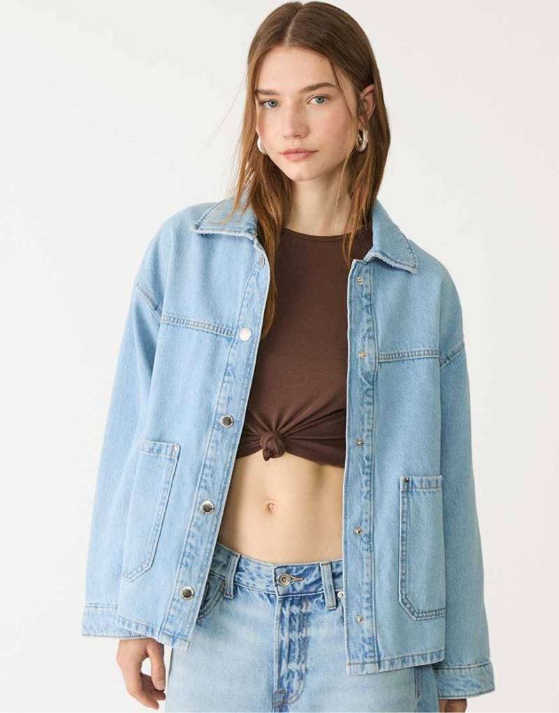 Stradivarius - Jeansjacke in Hellblau mit Taschen von Stradivarius