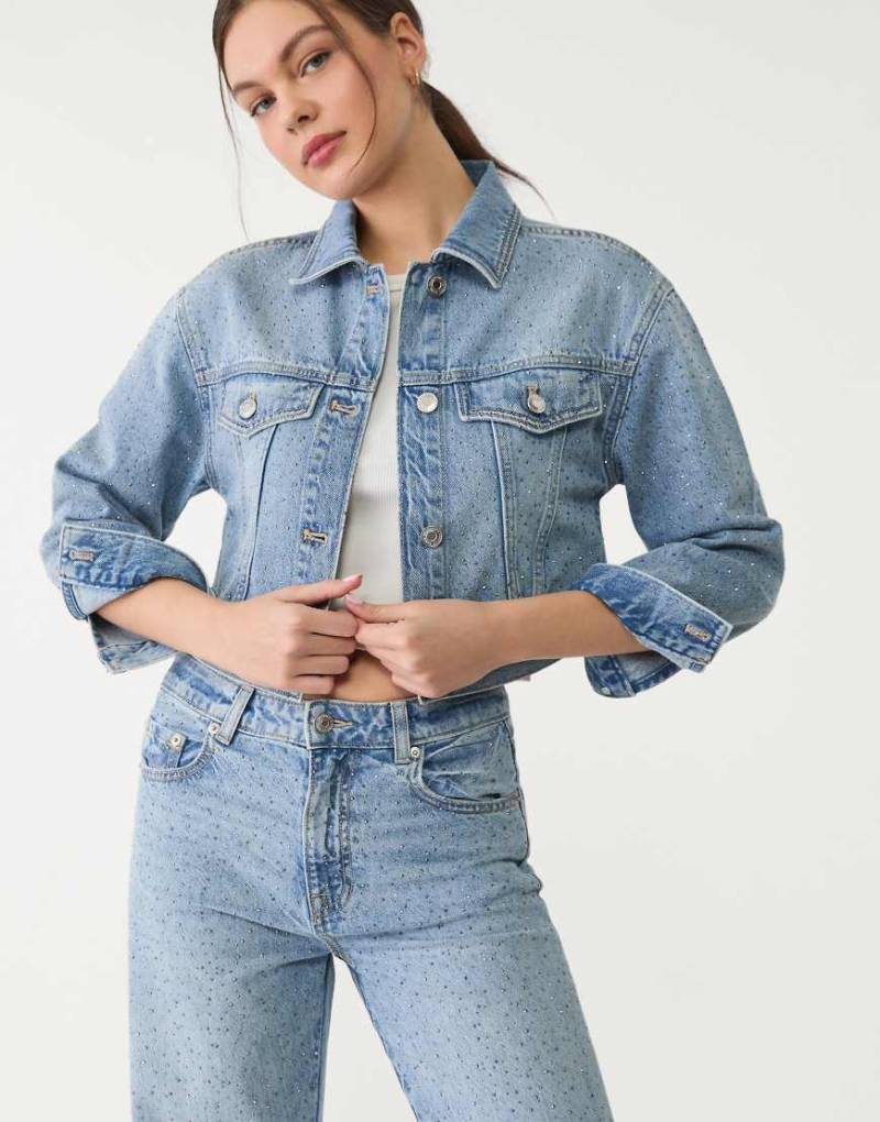 Stradivarius - Jeansjacke in Mittelblau mit Strass von Stradivarius