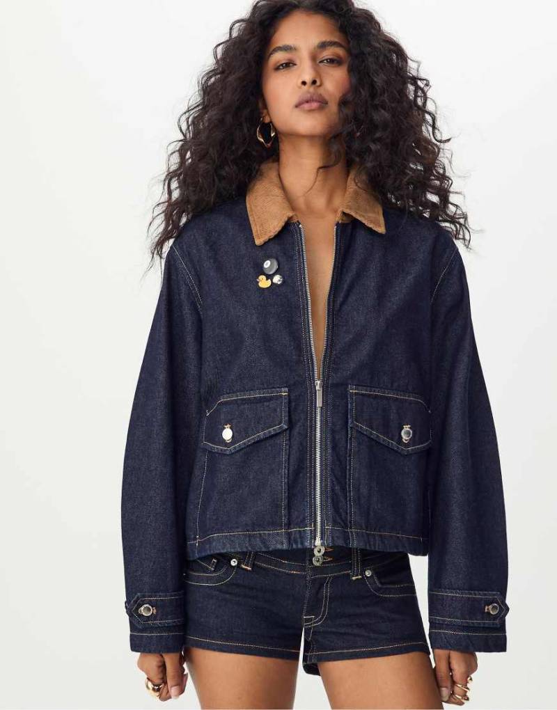 Stradivarius - Jeansjacke in blauer Rinse-Waschung mit Kontrastdetails von Stradivarius