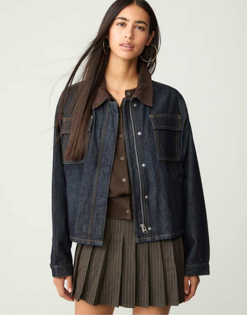 Stradivarius - Jeansjacke in blauer Rinse-Waschung mit Kontrastdetails von Stradivarius