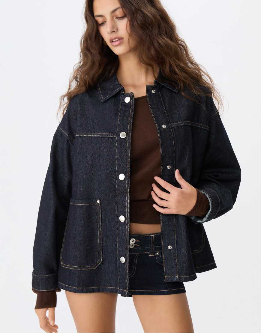 Stradivarius - Jeansjacke mit Taschen und Rinse-Waschung in Blau Stradivarius - Jeansjacke mit Taschen und Rinse-Waschung in Blau von Stradivarius