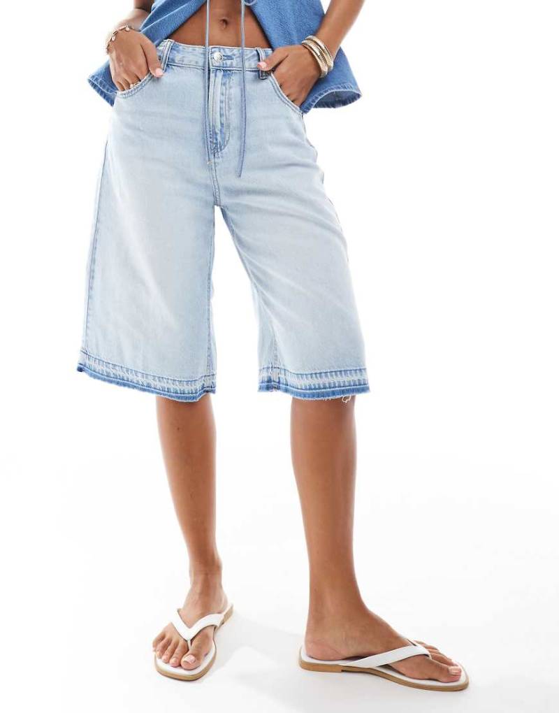Stradivarius - Jeansshorts in hellblauer Waschung von Stradivarius