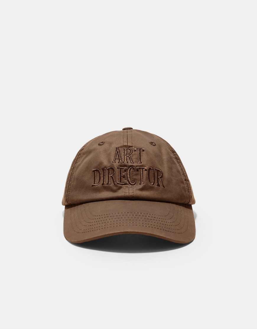 Stradivarius - Kappe in Braun mit „Art Director"-Grafiktext-Brown von Stradivarius