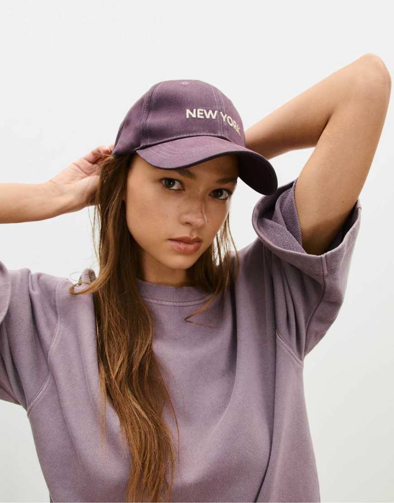 Stradivarius - Kappe in Lila mit „New York"-Stickerei von Stradivarius
