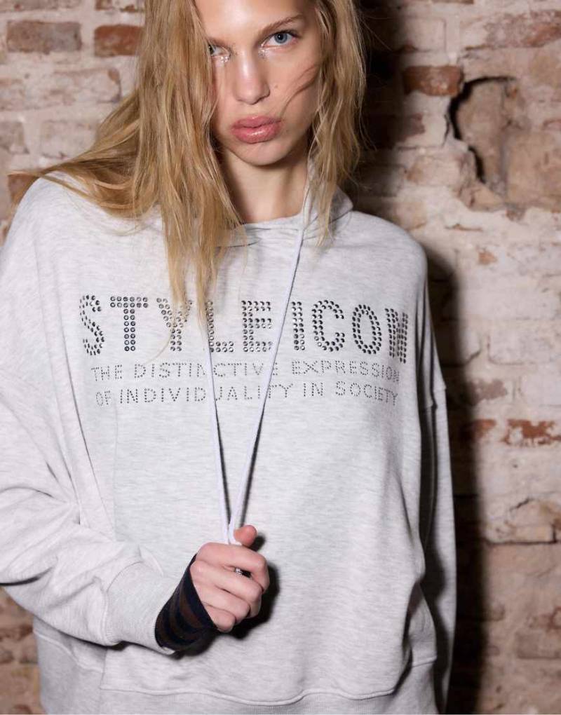 Stradivarius - Kapuzenpullover in meliertem Grau mit Strassverzierung von Stradivarius