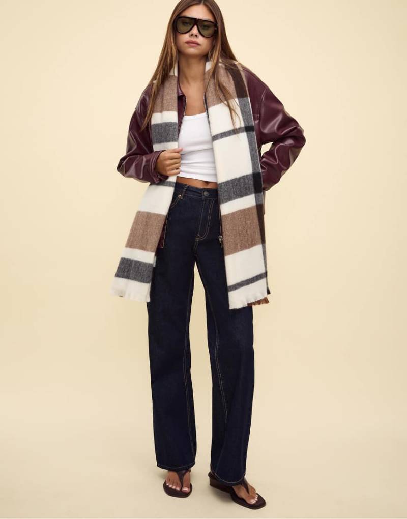 Stradivarius - Karierter Schal in Ecru-Weiß von Stradivarius