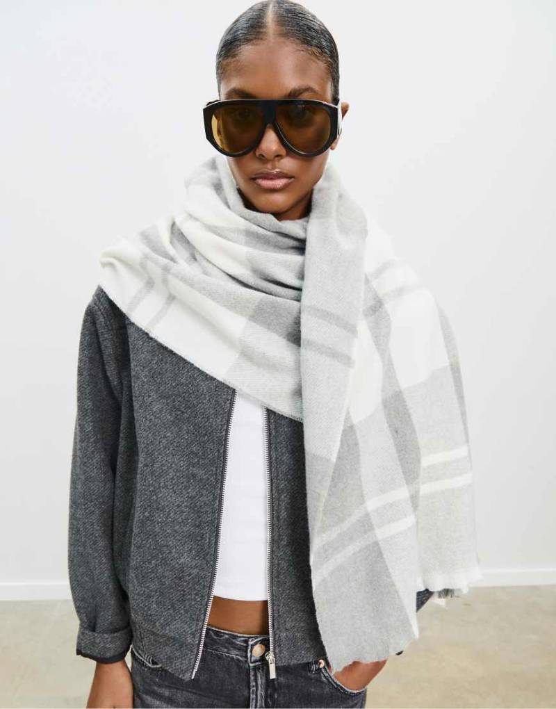 Stradivarius - Karierter Schal in Grau meliert von Stradivarius