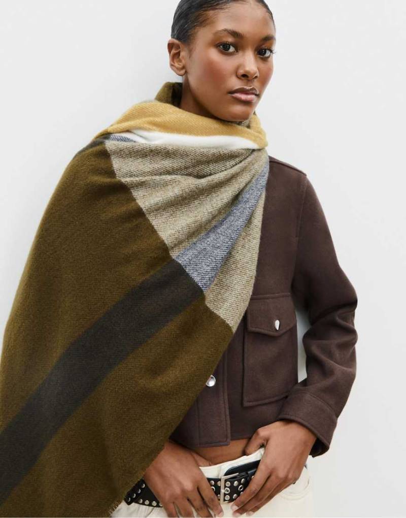 Stradivarius - Karierter Schal in Khaki-Grün von Stradivarius