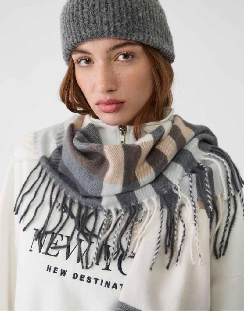 Stradivarius - Karierter Schal in Schwarz mit Fransen von Stradivarius