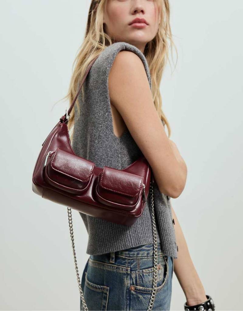 Stradivarius - Kleine Schultertasche in Burgunderrot mit Taschen von Stradivarius