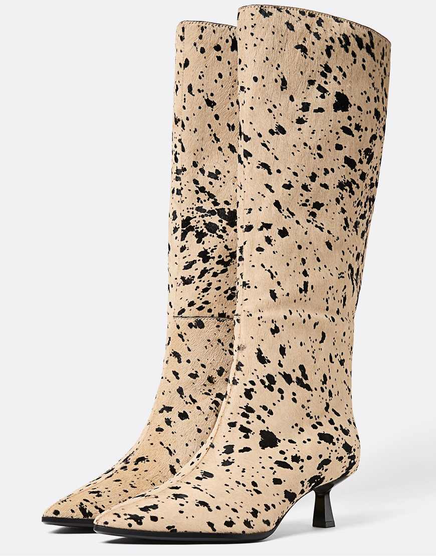 Stradivarius - Kniehohe Stiefel in Combined mit Tierfellmuster und Absatz-Bunt von Stradivarius