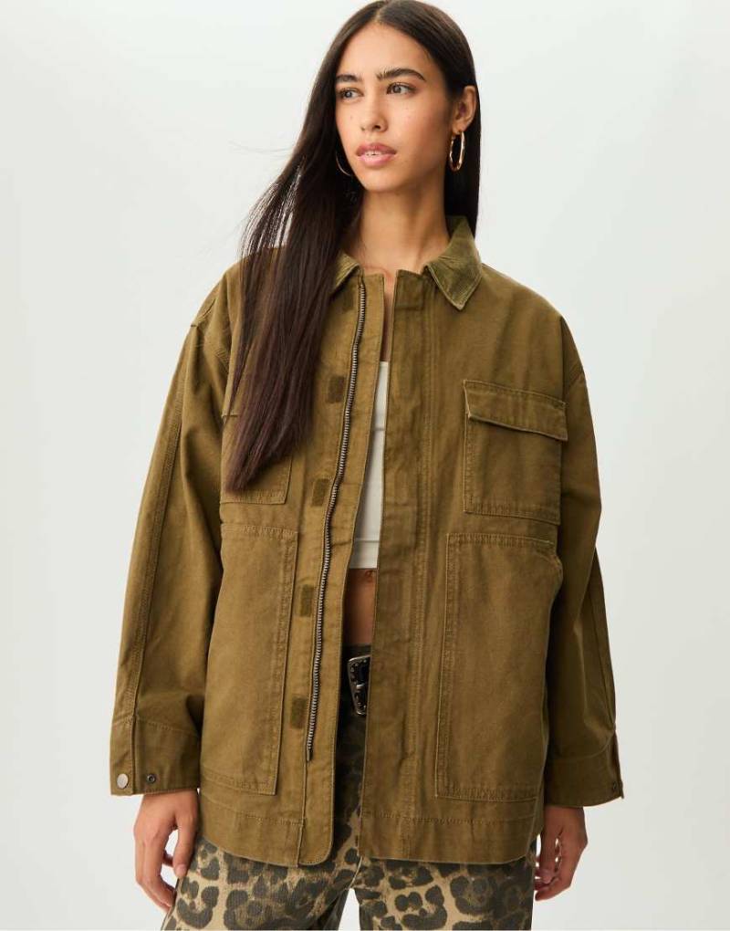 Stradivarius - Kontrastjacke in Olivgrün mit Taschen von Stradivarius