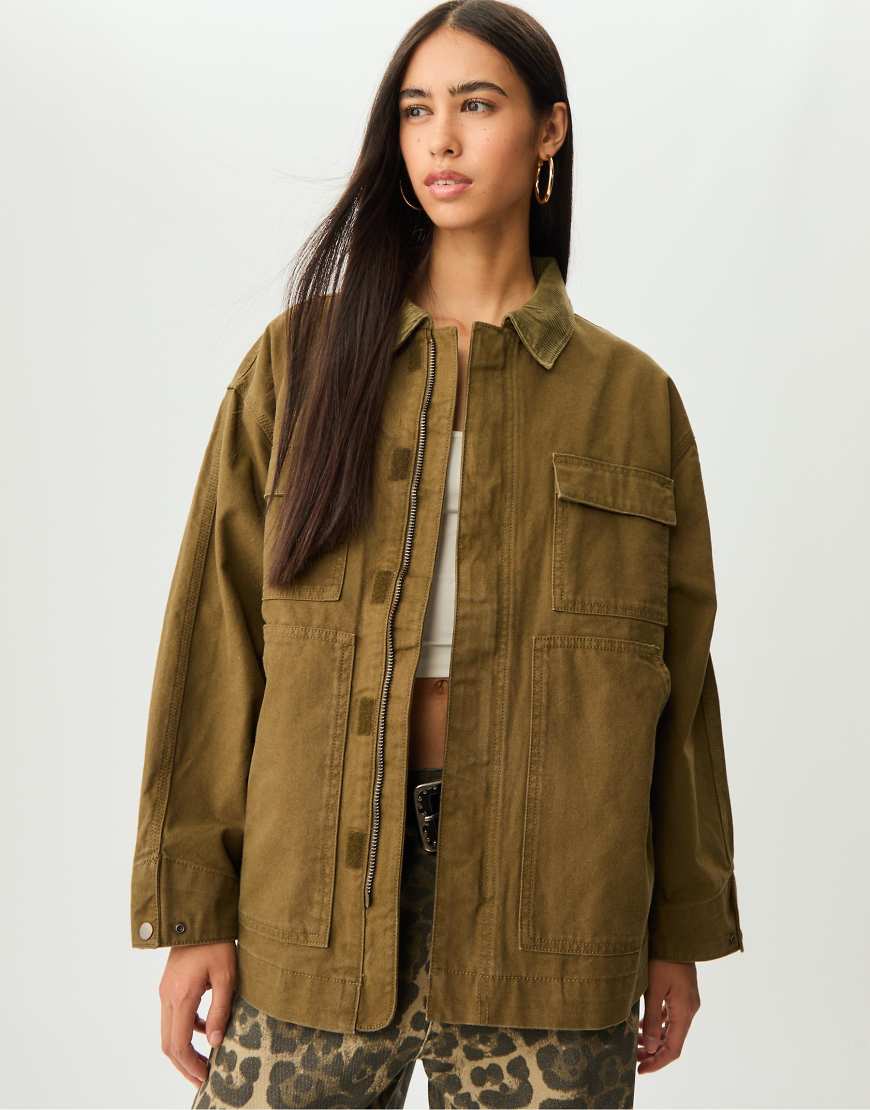 Stradivarius - Kontrastjacke in Olivgrün mit Taschen von Stradivarius