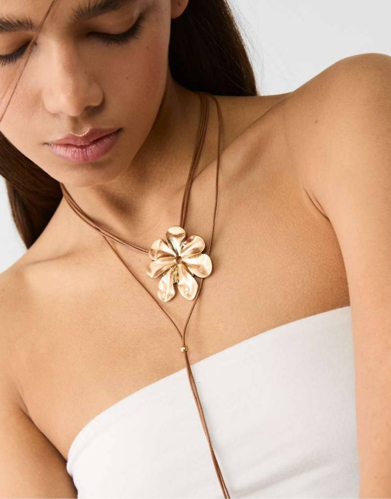 Stradivarius - Kordelkette in Gold mit Blumenanhänger-Gelb von Stradivarius