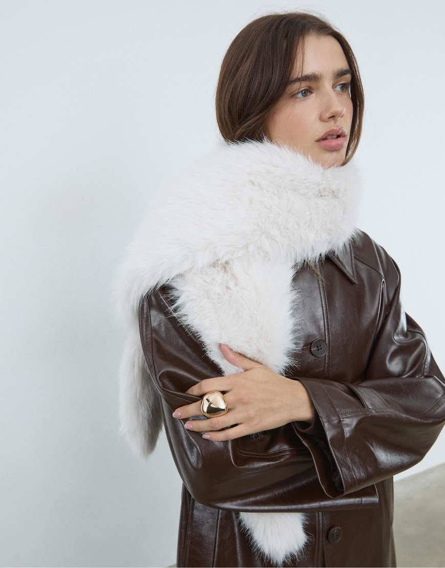 Stradivarius - Kunstpelz-Schal in Ecru mit Bommeln-Weiß von Stradivarius