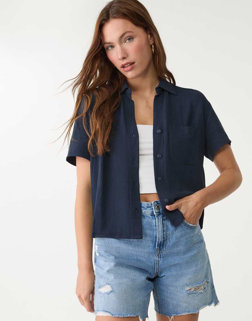 Stradivarius - Kurzärmlige Hemdbluse aus Leinenmix in Dunkelblau-Marineblau von Stradivarius