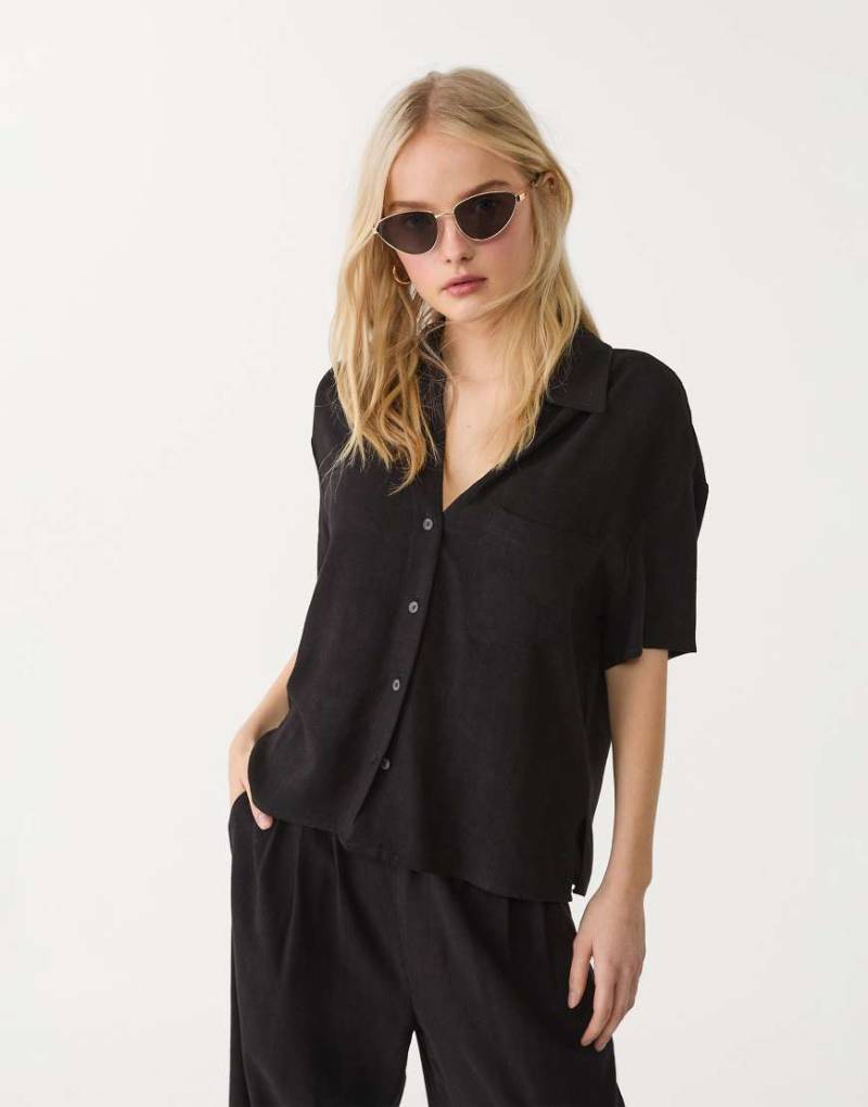 Stradivarius - Kurzärmlige Hemdbluse aus Leinenmix in Schwarz von Stradivarius