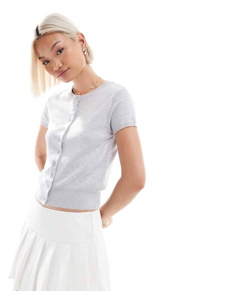 Stradivarius - Kurzärmlige Strickjacke in Grau von Stradivarius