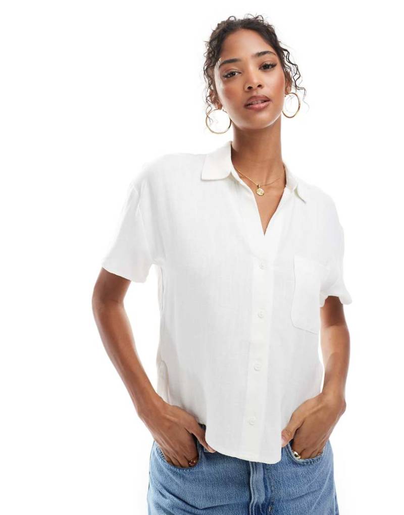 Stradivarius - Kurzärmliges Hemd im Leinen-Look in Weiß von Stradivarius