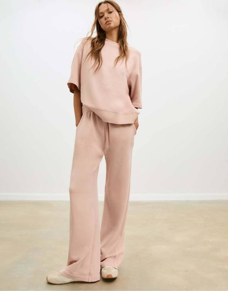 Stradivarius - Kurzärmliges Sweatshirt in Kaugummirosa mit verwaschenem Effekt von Stradivarius