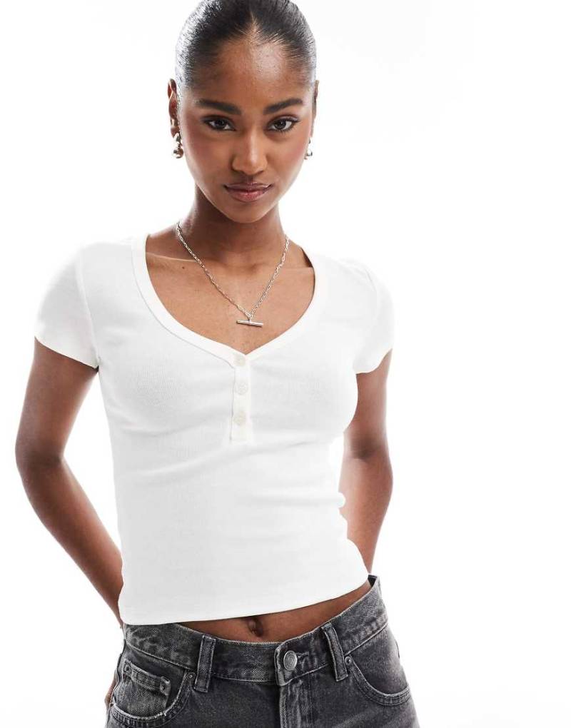 Stradivarius - Kurzärmliges T-Shirt in Ecru mit Knopfleiste-Weiß von Stradivarius