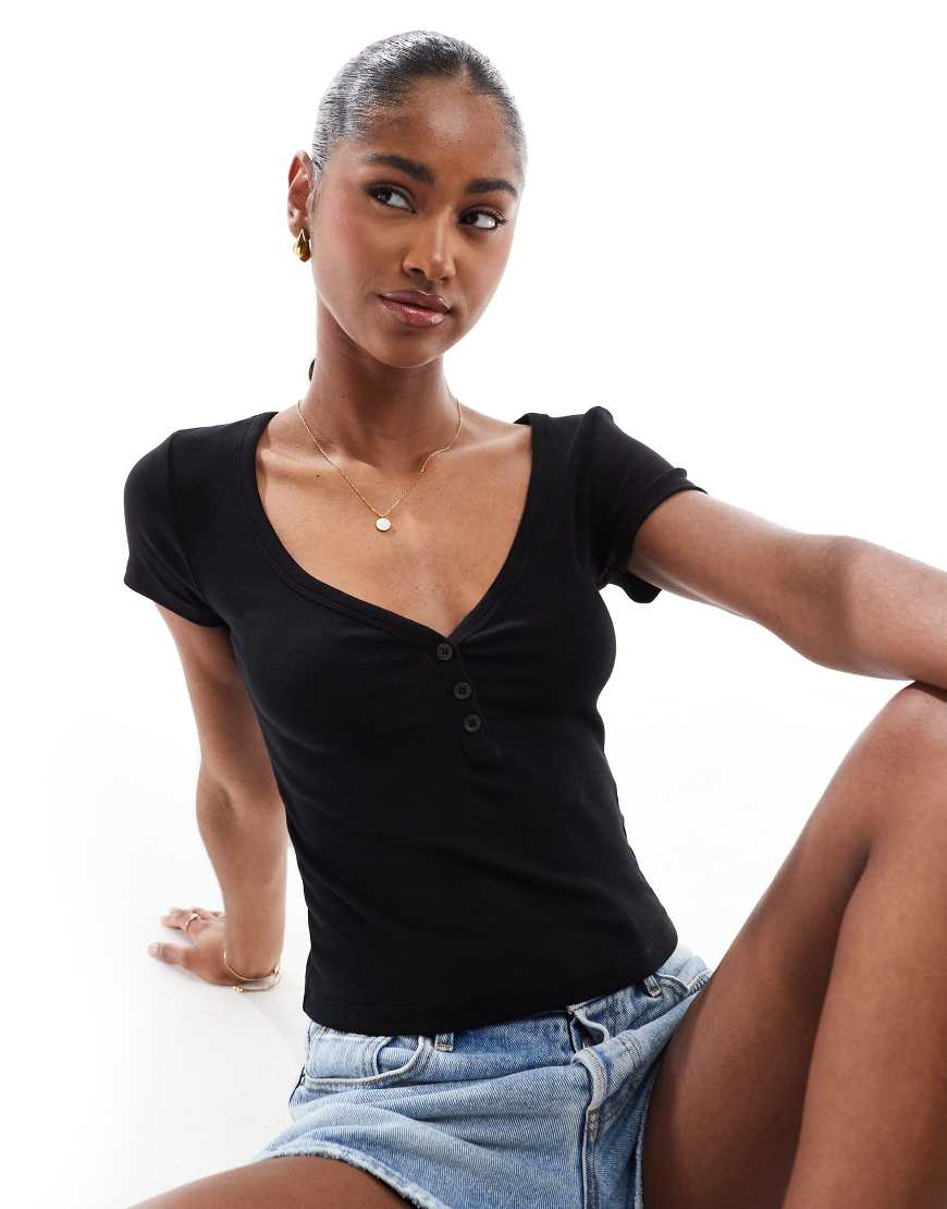 Stradivarius - Kurzärmliges T-Shirt in Schwarz mit Knopfleiste von Stradivarius