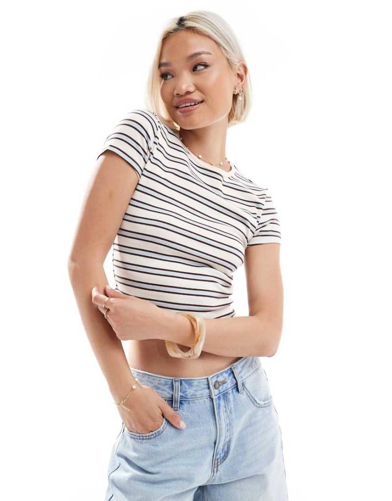 Stradivarius - Kurzärmliges T-Shirt in gestreiftem Weiß-Bunt von Stradivarius